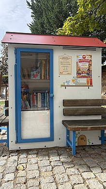 Selbstbedienungsbücherregal am Spielplatz Selbstbedienungsbücherregal