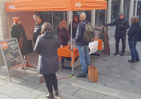 Bild 1: Infostand der ÖDP vom 30. Dezember 2023 für die Aktion "Futter statt Böller". Auf dem Plakat steht geschrieben "Wir verdoppeln ihre Spende". Von links: Dagmar Murmann-Patzek, Prof. Dr. Anton Schlittmaier (EU-Kandidat), Angela Büchner, Simone Wohnig, Erich Wohnig